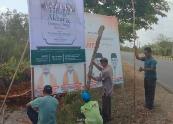 Wujud Kekompakan, Majelis Taklim Nurul A’la Gotong Royong Pasang Baleho Tablik Akbar ‘Gunung Tinggi Bershalawat’