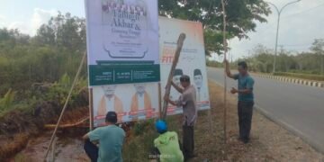 Wujud Kekompakan, Majelis Taklim Nurul A’la Gotong Royong Pasang Baleho Tablik Akbar ‘Gunung Tinggi Bershalawat’