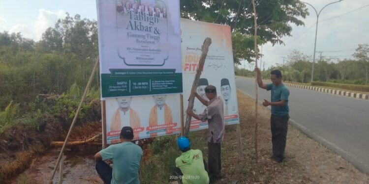 Wujud Kekompakan, Majelis Taklim Nurul A’la Gotong Royong Pasang Baleho Tablik Akbar ‘Gunung Tinggi Bershalawat’