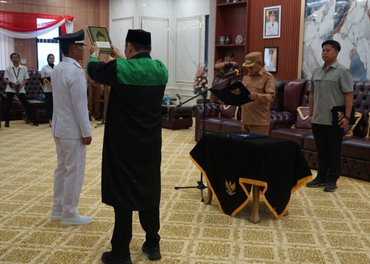 Lantik Kades Antar Waktu, Bupati Tekankan Amanah dan Tanggung Jawab