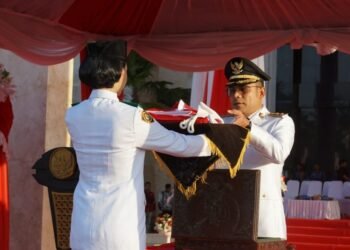 Pemkab Kotabaru Laksanakan Upacara Penurunan Bendera HUT ke-81 RI Dengan Khidmat