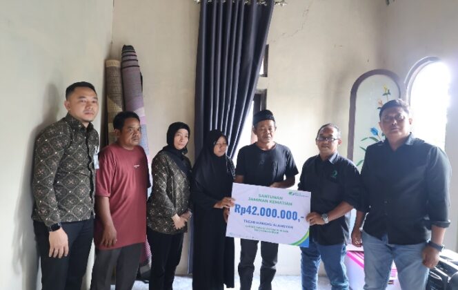 
					BPJS Ketenagakerjaan Batulicin Serahkan Santunan JKM Rp84 Juta kepada Dua Keluarga Pekerja