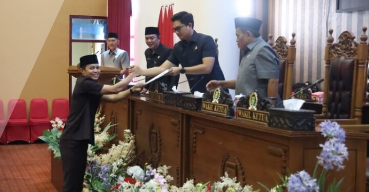 DPRD Tanbu Bahas Dua Raperda Desa, Enam Fraksi Sampaikan Catatan
