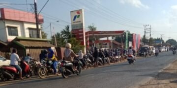 Harga Pertalite Tembus Rp.15 sampai16 Ribu di Satui, Warga Keluhkan Banyaknya Antrean “Pelangsir”