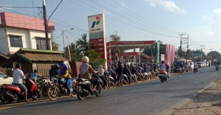 Harga Pertalite Tembus Rp.15 sampai16 Ribu di Satui, Warga Keluhkan Banyaknya Antrean “Pelangsir”