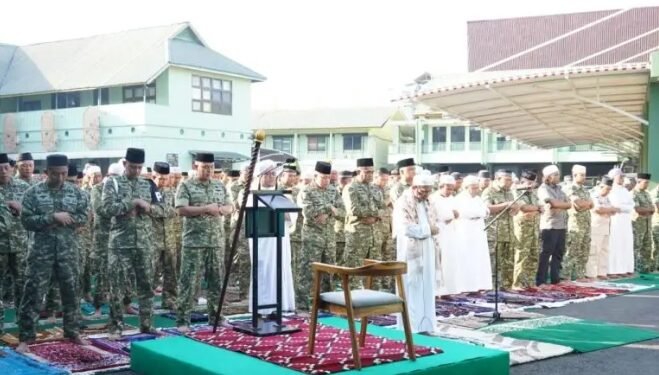 Lawan Karhutla, Ratusan Prajurit TNI di Kalsel Gelar Shalat Minta Hujan
