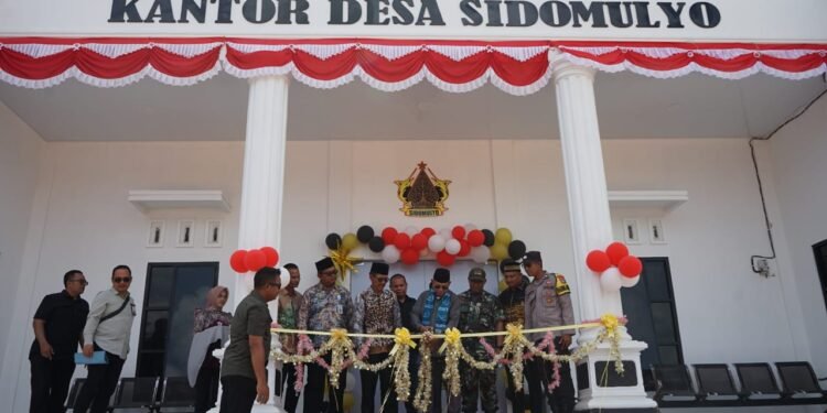 Tingkatkan Layanan Publik, Bupati Kotabaru Resmikan Kantor Desa Sidomulyo