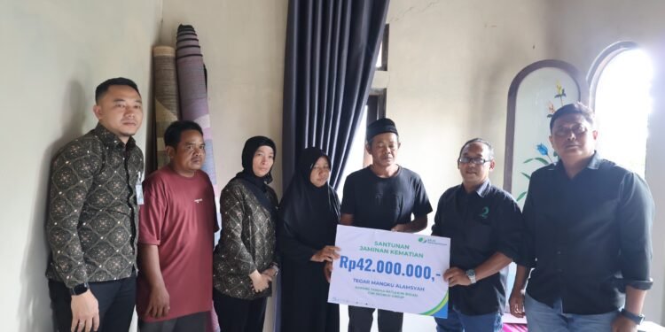 BPJS Ketenagakerjaan Batulicin Serahkan Santunan JKM Rp84 Juta kepada Dua Keluarga Pekerja