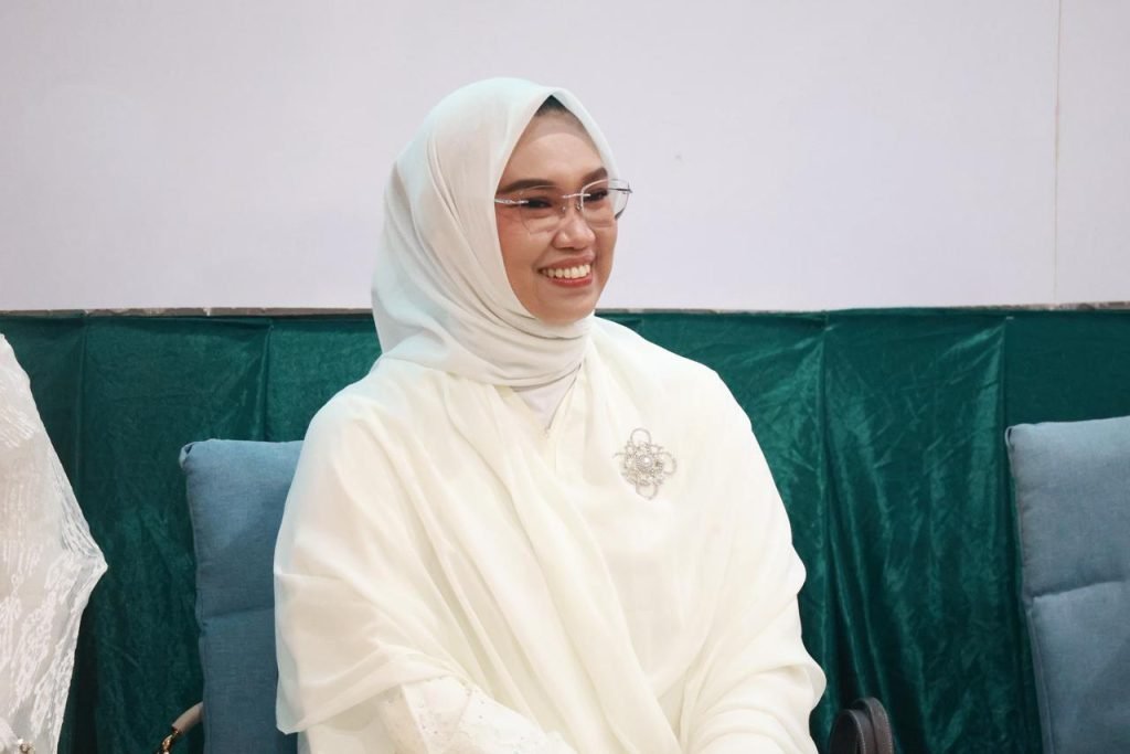 Ketua GOW Kabupaten Tanah Bumbu Hj. Fitriyana Bahsanuddin bersama organisasi wanita memperingati Maulid Nabi 1448 H dengan tema peran ibu dalam pengasuhan anak mencegah narkoba di Gedung Sekretariat PKK Tanah Bumbu