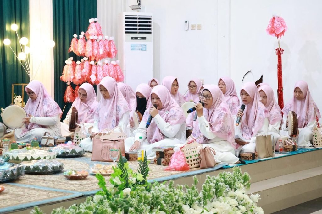 Ketua GOW Kabupaten Tanah Bumbu Hj. Fitriyana Bahsanuddin bersama organisasi wanita memperingati Maulid Nabi 1448 H dengan tema peran ibu dalam pengasuhan anak mencegah narkoba di Gedung Sekretariat PKK Tanah Bumbu