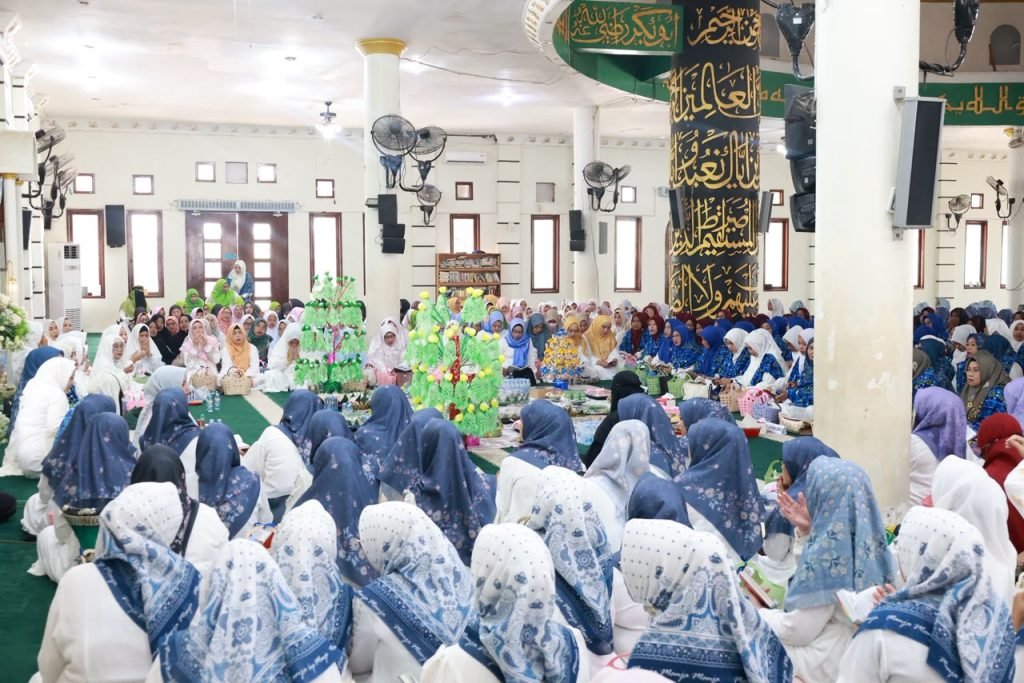 Penasehat BKMT Tanah Bumbu Andi Irmayani Rudi Latif memberikan pesan tentang meneladani Rasulullah dalam kehidupan sehari-hari.