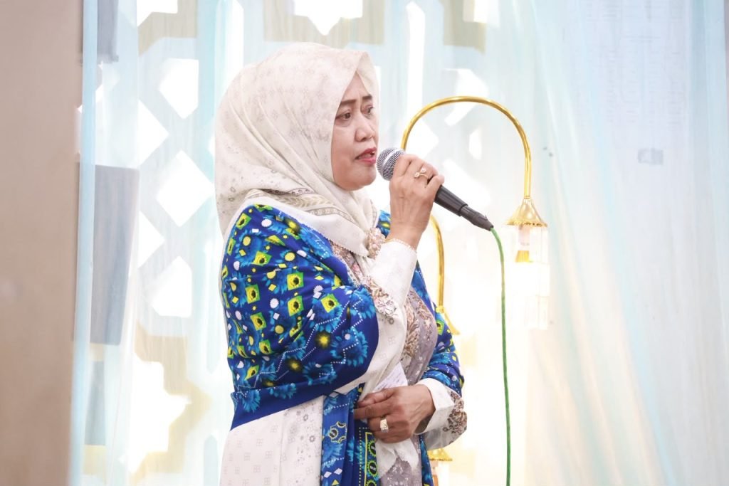 Penasehat BKMT Tanah Bumbu Andi Irmayani Rudi Latif memberikan pesan tentang meneladani Rasulullah dalam kehidupan sehari-hari.