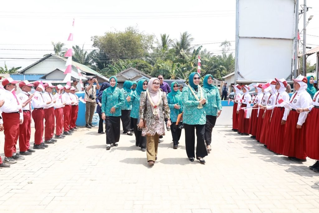 Tim Penilai PHBS Provinsi Kalimantan Selatan bersama kader PKK dan masyarakat Desa Sungai Loban.