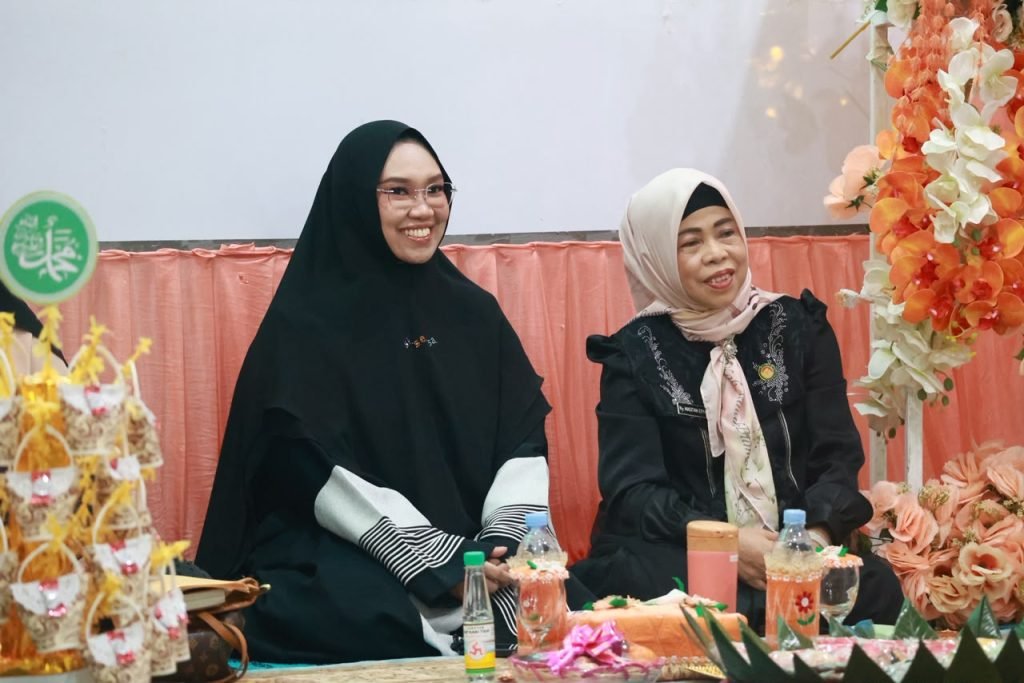 Ketua DWP Tanah Bumbu Siti Masitah Eryanto Rais memberikan sambutan dalam Peringatan Maulid Nabi Muhammad SAW 1448 H.