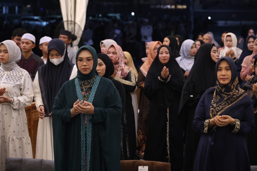 Suasana istighosah dan doa bersama Pemkab Tanah Bumbu di halaman Masjid Al-Falah, Desa Gunung Antasari. Bupati Andi Rudi Latif bersama masyarakat memanjatkan doa untuk keselamatan, keberkahan, dan perlindungan dari ancaman kebakaran hutan dan lahan.