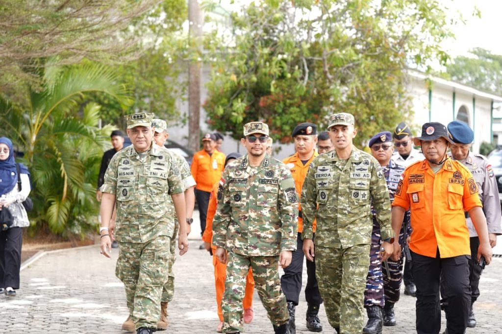 Bupati Andi Rudi Latif bersama Satgas Karhutla Tanah Bumbu saat apel penguatan kesiapsiagaan penanggulangan kebakaran hutan dan lahan di Batulicin, 10 September 2026