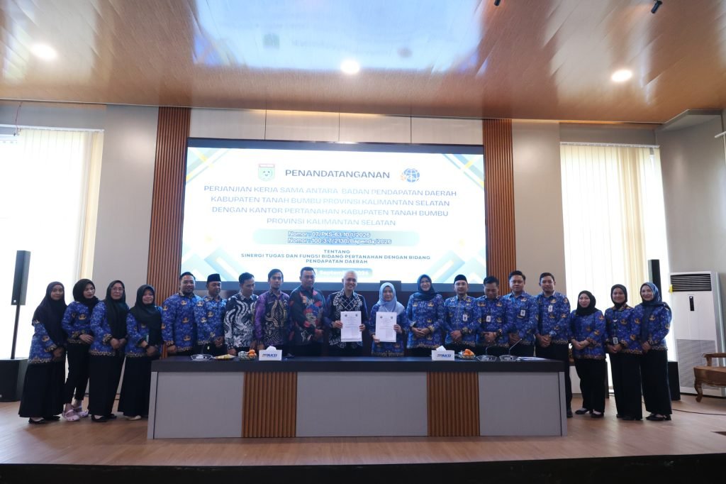 Penandatanganan kerja sama antara Bapenda Tanah Bumbu dan Kantor Pertanahan untuk sinergi data pertanahan dan pendapatan daerah