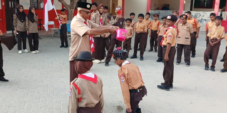 Khidmat, Puluhan Siswa SDN Pondok Butun Batulicin Resmi Dilantik Menjadi Pramuka Penggalang