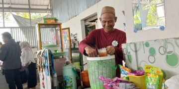 Ustadz Abul Makli, Kepala Sekolah TPQ yang Setia Mengajar sekaligus Bantu Istri Berjualan Nasi Kuning