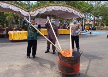 Kejari Tanah Bumbu Musnahkan Puluhan Ribu Barang Bukti Dari 125 Perkara yang Sudah Sah.