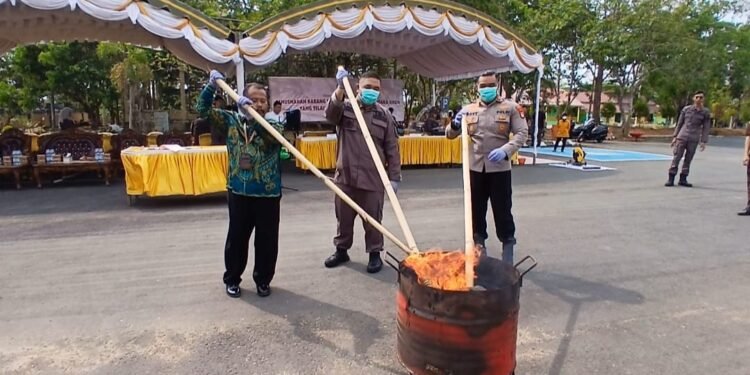 Kejari Tanah Bumbu Musnahkan Puluhan Ribu Barang Bukti Dari 125 Perkara yang Sudah Sah.