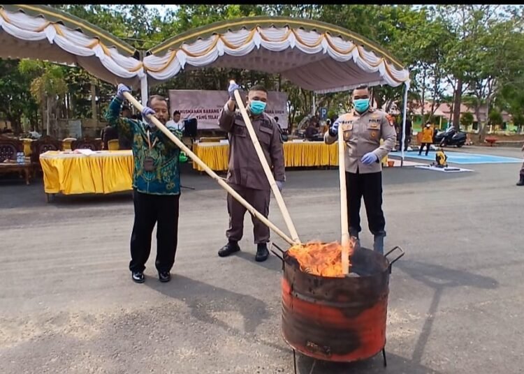 Kejari Tanah Bumbu Musnahkan Puluhan Ribu Barang Bukti Dari 125 Perkara yang Sudah Sah.