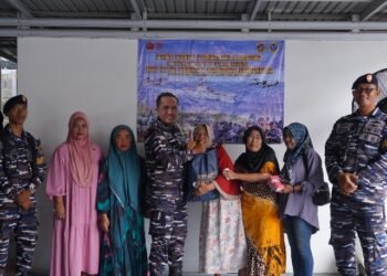 HUT TNI Ke 81 Lanal Kotabaru Bagikan Sembako ke warga Desa Dirgahayu
