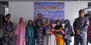 HUT TNI Ke 81 Lanal Kotabaru Bagikan Sembako ke warga Desa Dirgahayu
