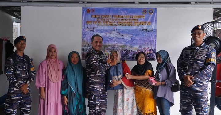 HUT TNI Ke 81 Lanal Kotabaru Bagikan Sembako ke warga Desa Dirgahayu