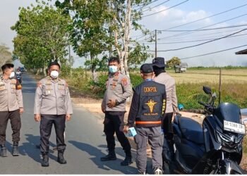 Polres Tanah Bumbu Dan Tim Gabungan Padamkan Karhutla di Desa Kersik Putih
