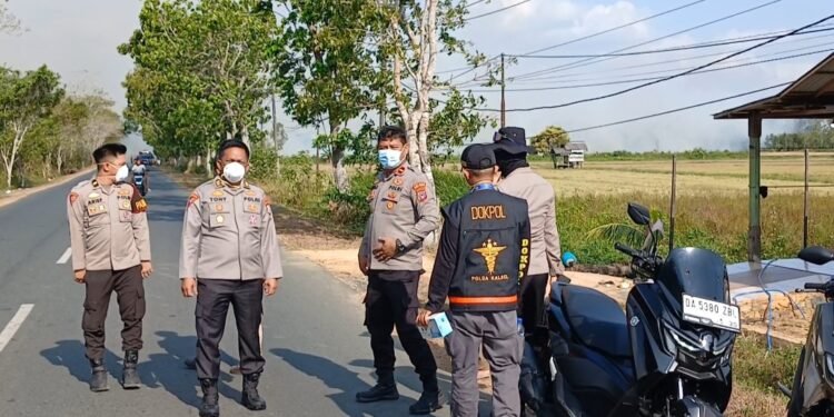 Polres Tanah Bumbu Dan Tim Gabungan Padamkan Karhutla di Desa Kersik Putih