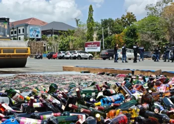 2.946 Botol Miras ILegal Dimusnahkan Dengan Menggunakan Alat Berat Di Halaman Polres Tanah Bumbu