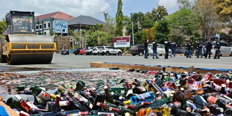 2.946 Botol Miras ILegal Dimusnahkan Dengan Menggunakan Alat Berat Di Halaman Polres Tanah Bumbu