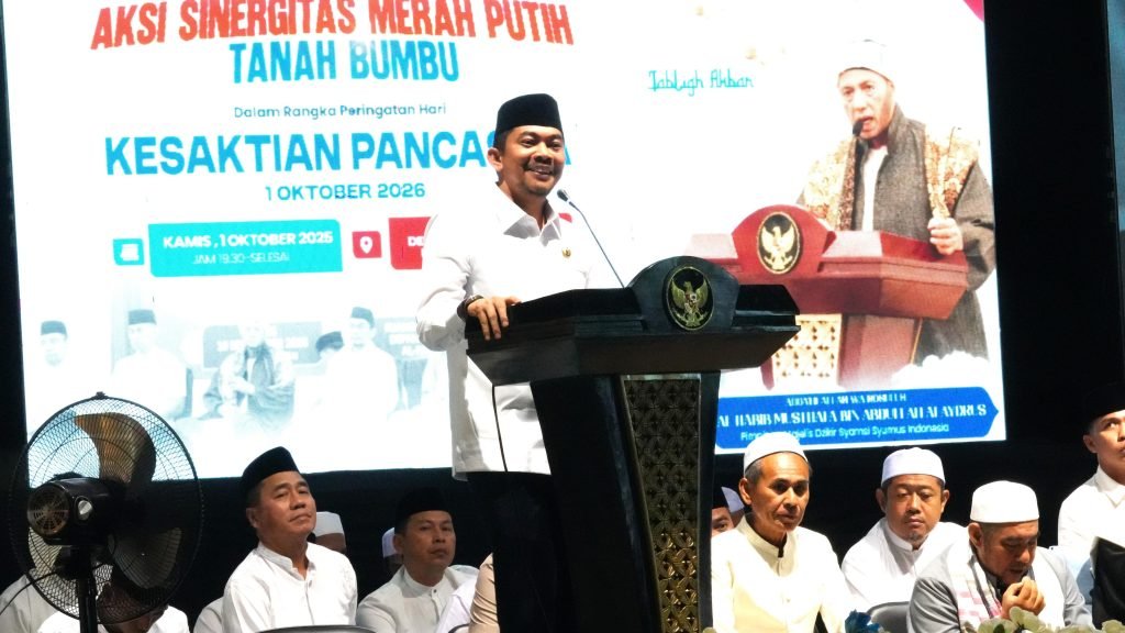 Bupati Andi Rudi Latif memberikan sambutan pada Tabligh Akbar Hari Kesaktian Pancasila.