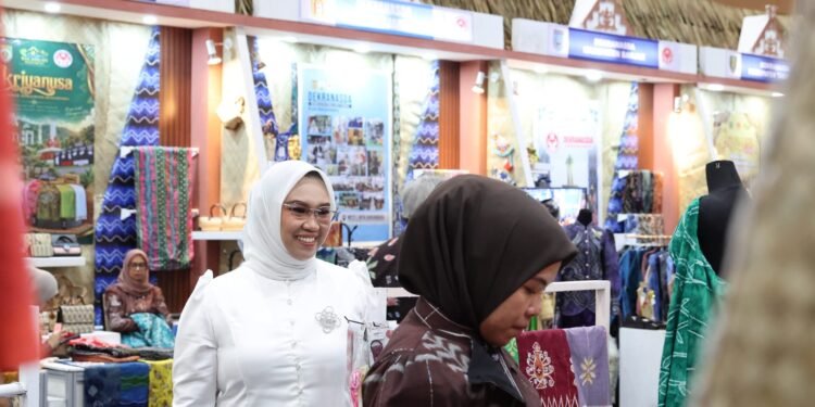Penutupan Kriyanusa 2026, Andi Irmayani Rudi Latif Bawa Semangat Tenun Pagatan ke Panggung Nasional