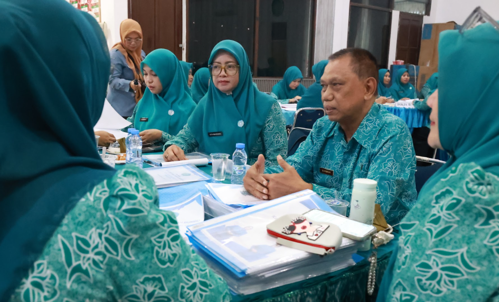 Ketua TP PKK Tanah Bumbu Andi Irmayani Rudi Latif bersama jajaran menerima kunjungan evaluasi TP PKK Provinsi Kalimantan Selatan di Sekretariat TP PKK Tanah Bumbu, 6 Oktober 2026