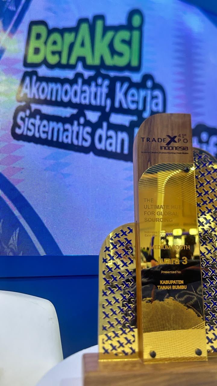 Bupati Tanah Bumbu Andi Rudi Latif meninjau stan Tanah Bumbu di Trade Expo Indonesia 2026 di ICE BSD Tangerang.
