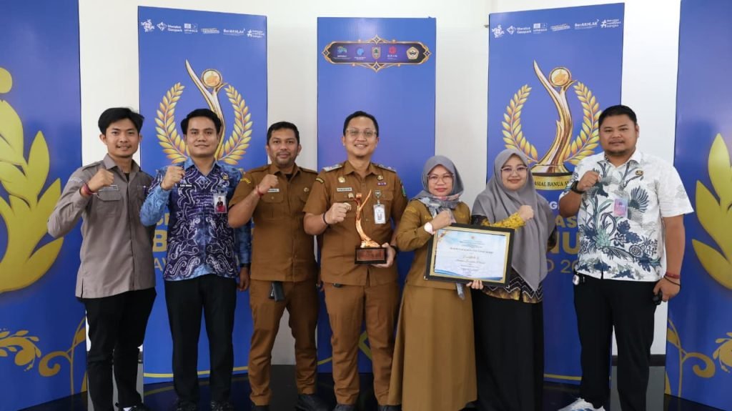 Tanah Bumbu menerima penghargaan Juara III Kinerja Simpul Jaringan Informasi Geospasial dari Sekda Provinsi Kalimantan Selatan di Aula Khalid Maksum Bappeda Kalsel