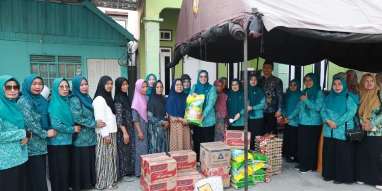 Ketua TP PKK Tanah Bumbu Kunjungi Korban Kebakaran Gang Andalas, Serahkan Bantuan untuk 16 Rumah Terdampak