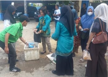 Dinas Perikanan Kotabaru Gelar Gerai Ikan Murah, Warga Antusias Berbelanja
