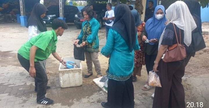 Dinas Perikanan Kotabaru Gelar Gerai Ikan Murah, Warga Antusias Berbelanja