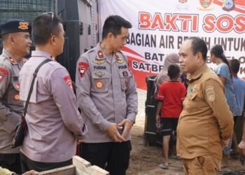Brimob Yon B Pelopor Salurkan Air Bersih Gratis ke Warga Desa Sarigadung.