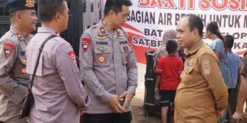 Brimob Yon B Pelopor Salurkan Air Bersih Gratis ke Warga Desa Sarigadung.