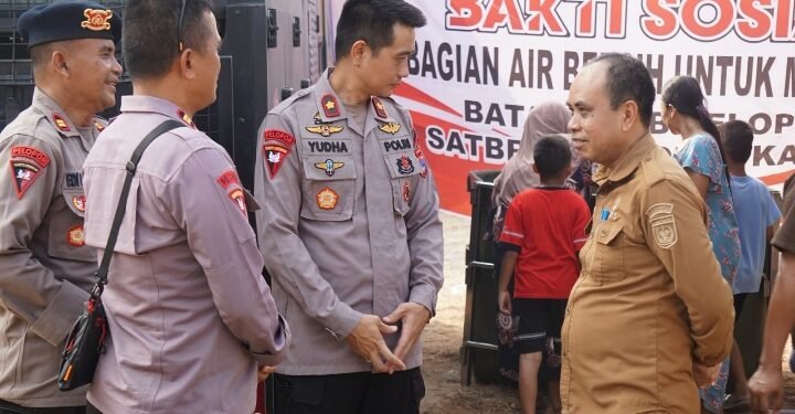 Brimob Yon B Pelopor Salurkan Air Bersih Gratis ke Warga Desa Sarigadung.