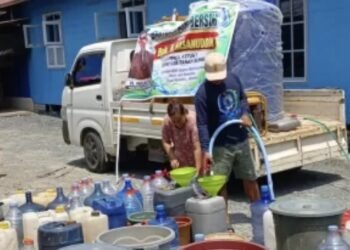 Wakil Ketua DPRD Tanah Bumbu, H. Hasanuddin Salurkan Bantuan Air Bersih ke Sejumlah Desa di Kusan Hilir