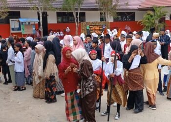 Kenakan Pakaian Adat dan Kostum Pahlawan, Murid SDN Pondok Butun Meriahkan Peringatan Sumpah Pemuda